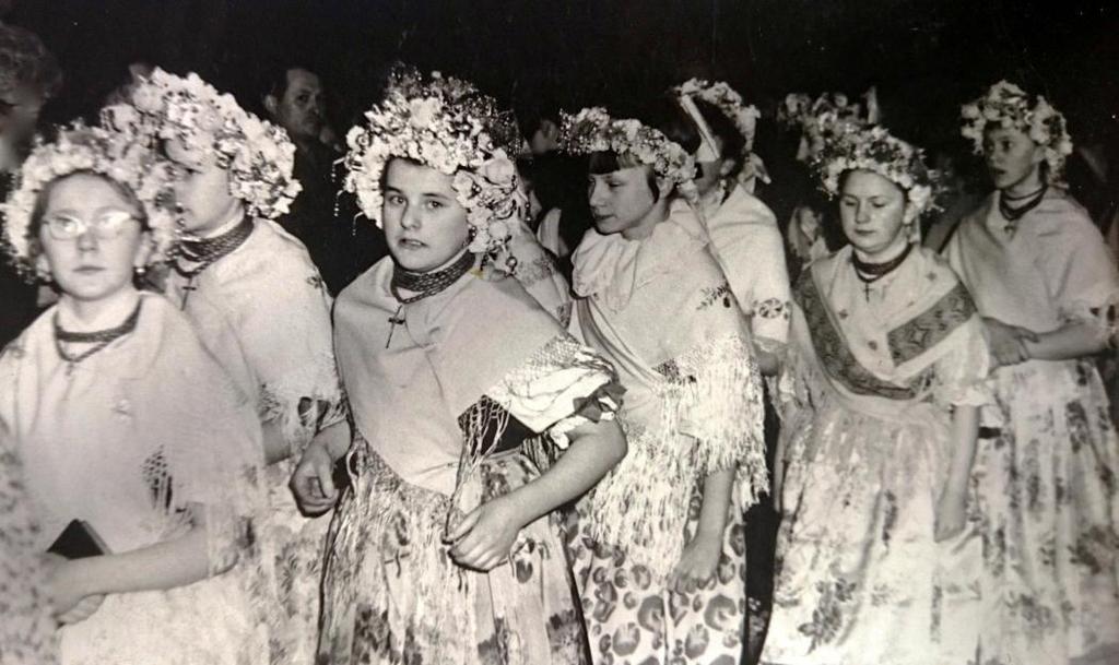 Fotografia 21. Zbiory rodzinne Anny Stempnik. Spotkałam się z zarzutem, że strój śląski, zwłaszcza rudzki, jest bardzo bury, czarny.