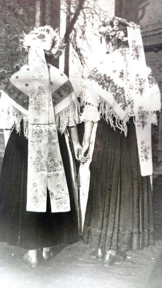 62 Fotografia 3. Dziewczyny w strojach rudzkich.