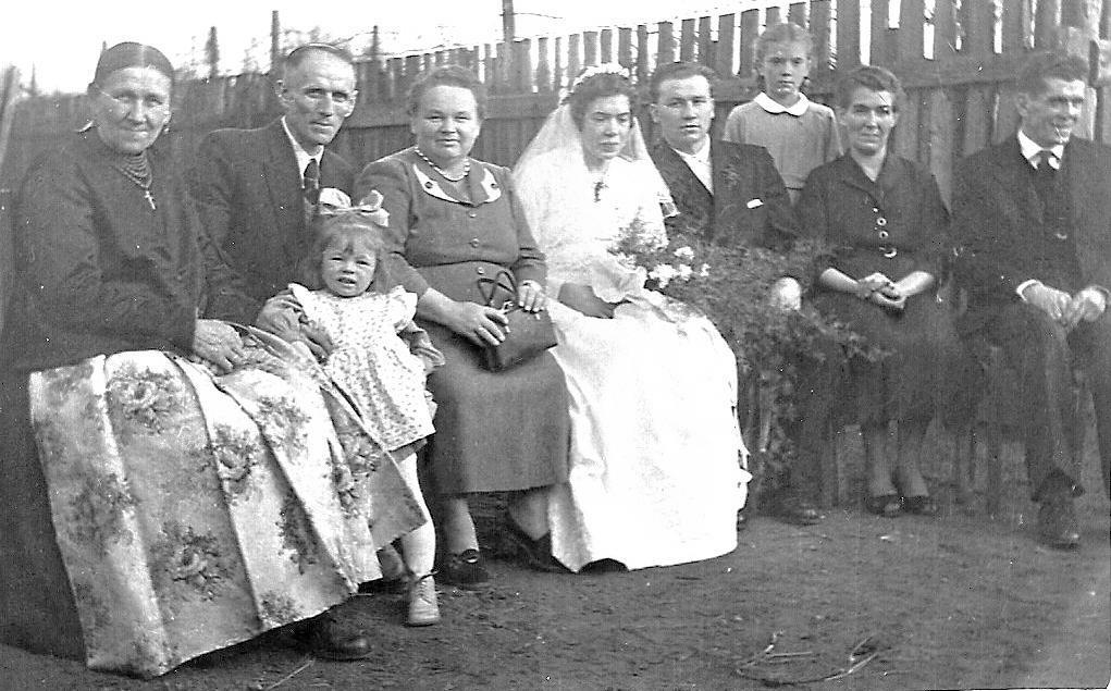 1955 r. Widoczne kobiety w strojach odświętnych. Fotografia 15.
