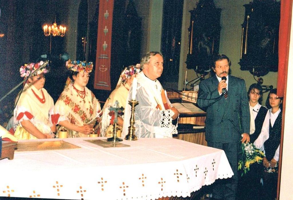 Po prawej rodzice Wiktorii Adamskiej: matka w czepcu kozieloku.