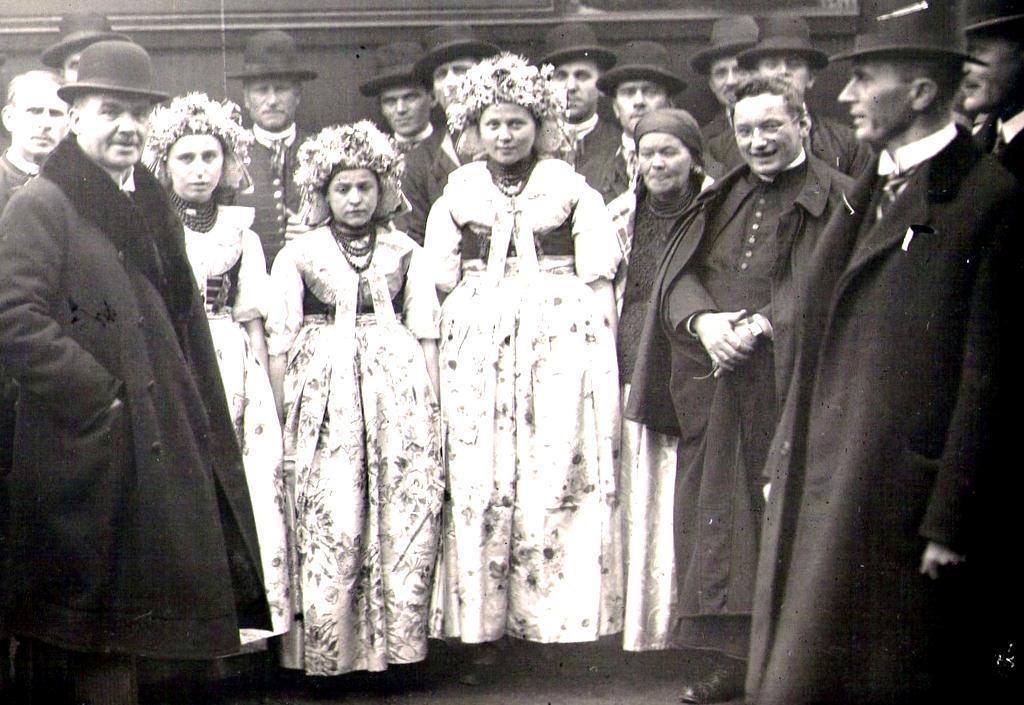 Fotografia 16. Dziewczęta w strojach ludowych z Chebzia (?).