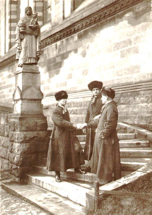 Fotografia 20. Mężczyźni w sukniach i tchórzowkach.