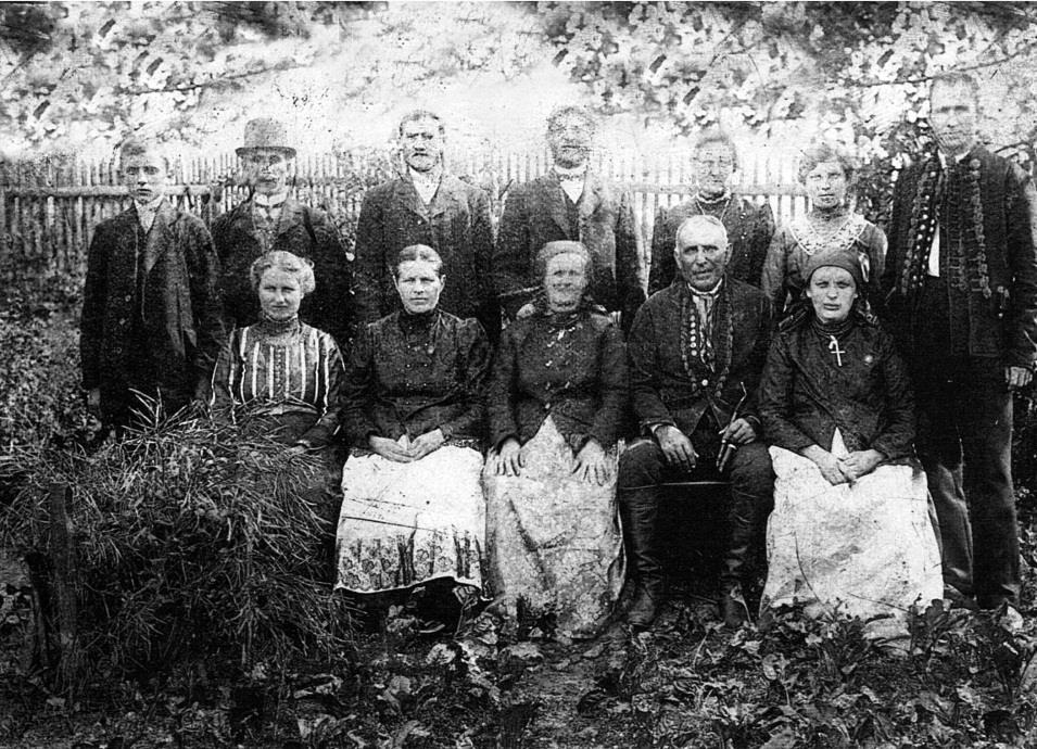 Fotografia 32. Rodzina Wyciślików z Kochłowic z krewnymi. Po prawej stronie stoi Wincenty Roter.