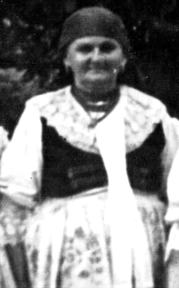 Siedzi Bronisława Stawik. Kochłowice, około 1933 r.