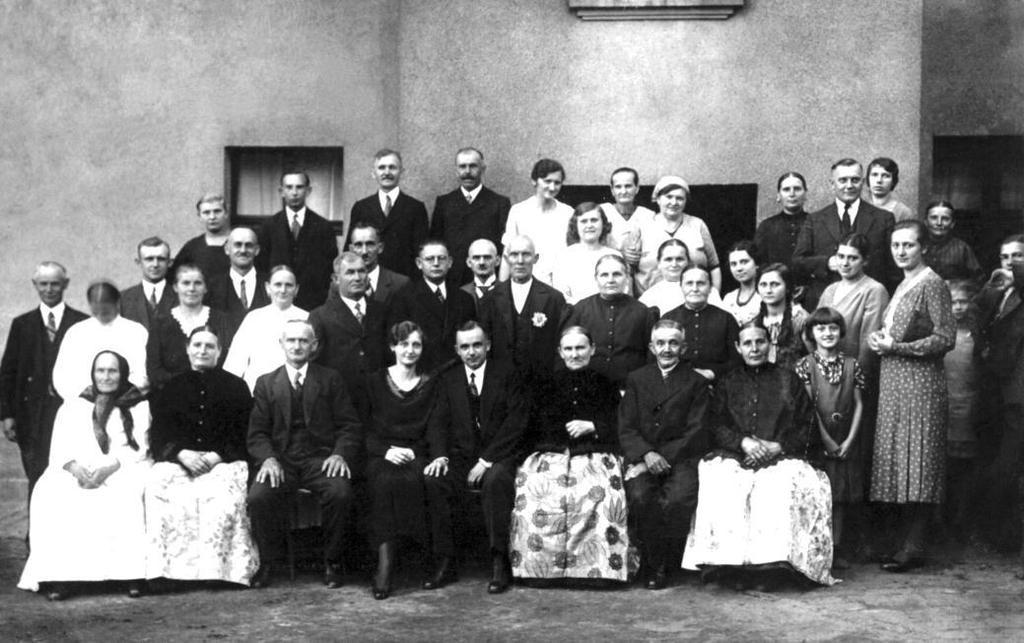 Fotografia 2. Rudzka rodzina wielopokoleniowa. Liczne kobiety w strojach śląskich.