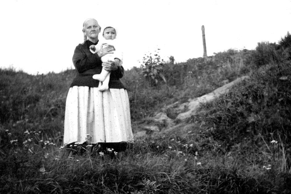 Fotografia 10. Kobieta z codziennym stroju śląskim z dzieckiem na ręku. Na odwrocie zapisek: Babcia Szymczyk.