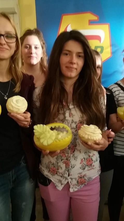 kopru włoskiego Szyszki z papryczek chili (2 rodzaje) Kwiat z papryczek chili Róża z cukinii Liście z cukinii Kielich pod kwiat z cukinii Rzeźba w