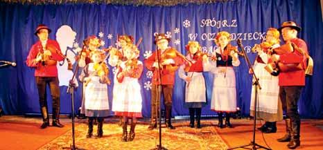 Na moderskiej scenie zaprezentowali się: Schola z Parafii Św.