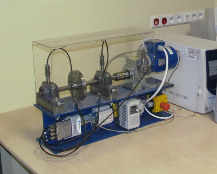 Modułowy system pomiarowo-diagnostyczny 57 w budowanym układzie zachodzi potrzeba zastosowania analogowych rozwiązań typu: suwak, wskaźnik, pokrętło, kontrolka pomiarowa itp.