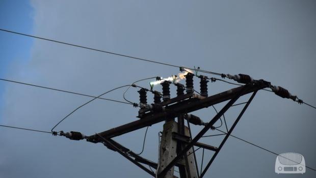 Łuk elektryczny Łuk elektryczny to iskra powstająca w czasie zwarcia i przeskakująca między elektrodami.