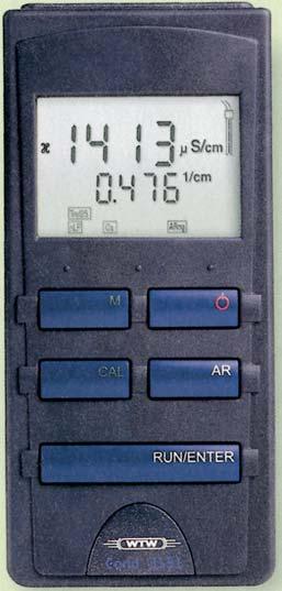 Cond 315i Dane techniczne Cond 330i Wytrzymały i wodoszczelny kieszonkowy miernik przewodnictwa, zasilany bateryjnie, z równoległym wskazaniem temperatury, ze zintegrowaną pamięcią, wyposażony w