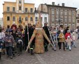 czyli nasze zwyczaje wielkanocne Od Wielkiego Piątku przy symbolicznym grobie Chrystusa warty zaciągają harcerze, strażacy i górnicy.