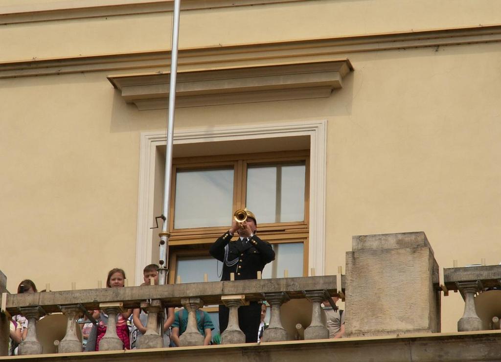 Ścibiak Obecnie hejnał grany jest z