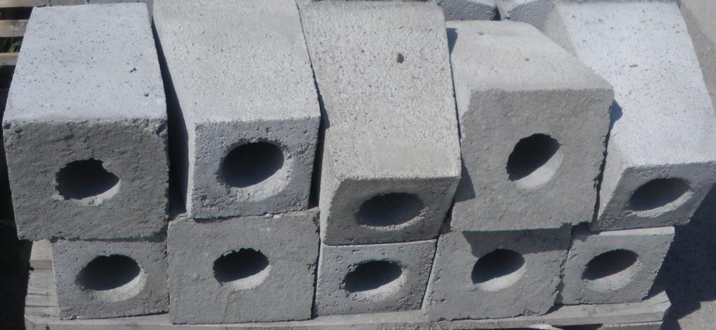 Fundament słupka ogrodzeniowego Element betonowy o wymiarach: podstawy 24x24 [cm] i 19x19 [cm], wysokość 36 [cm] z otworem o średnicy 10 [cm].