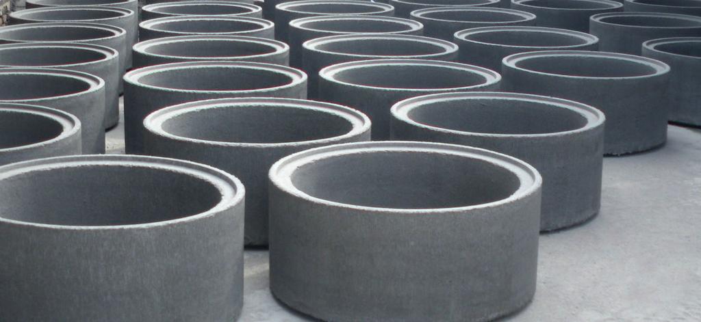 Kręgi betonowe wibroprasowane o średnicy 100 [cm] i wysokości 50 [cm]. Pojemność 390 litrów. Waga 360 kg. Wykonane z betonu klasy C30/37 W8 (wodoszczelny).