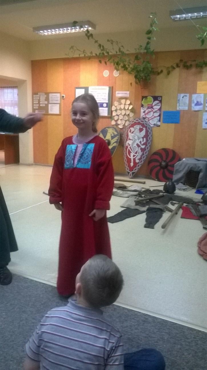 z Torunia, prezentując lekcję historii.