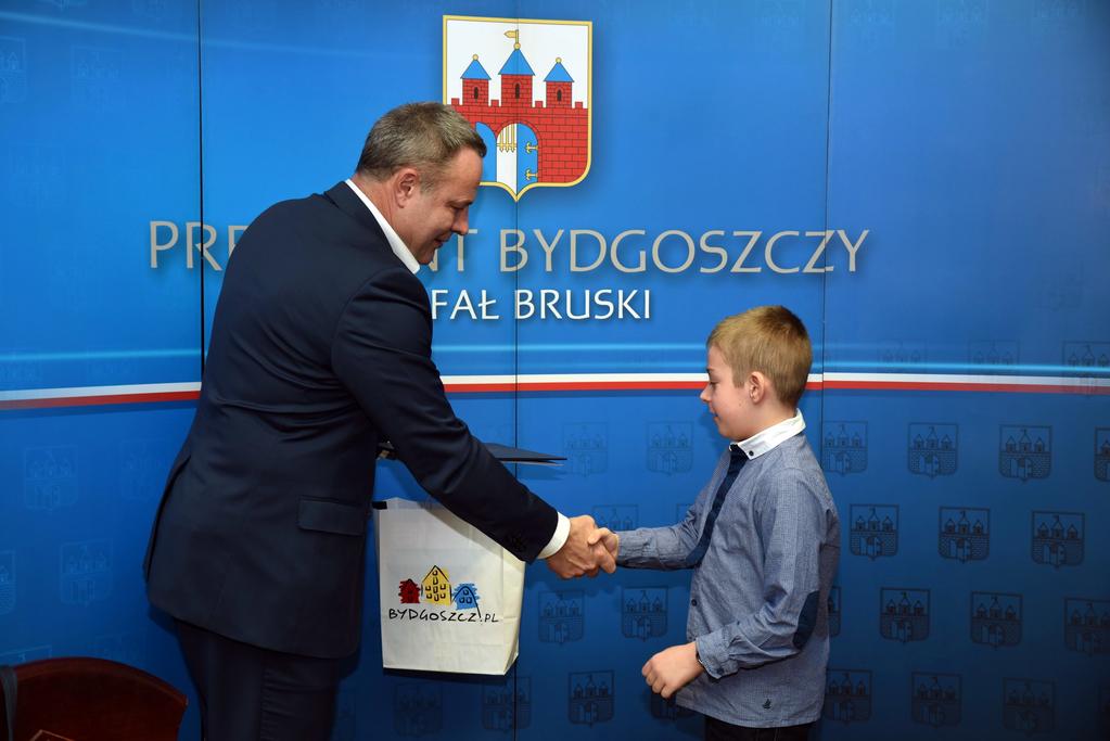 Dużo uczniów naszej szkoły gra w Minecrafta. Jeśli jesteś jednym z graczy to wiesz dlaczego gra ta cieszy się tak dużą popularnością.