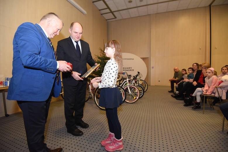 Jezioro w Pieckach lubię też za to, że na brzegu jest płytko i mogę kąpać się tam oraz bawić razem z moim młodszym bratem.