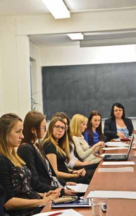 Účastníci workshopu Nové trendy a perspektívy verejnej politiky a verejnej správy. Fakulta verejnej správy má prvých philosophiae doctor Dňa 30.