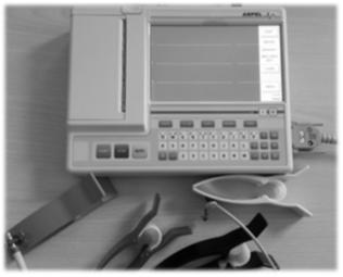 Elektrokardiografia Elektrokardiogram W zapisie EKG definiuje się: linię izoelektryczną linia rejestrowana w czasie spoczynku. Stanowi punkt odniesienia do oceny pozostałych cech elektrokardiogramu.