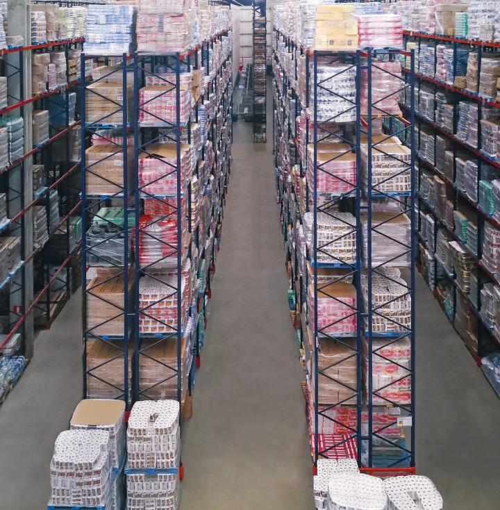 Jak wygląda magazyn supermarketu internetowego? Prawie całą powierzchnię magazynu zajmują regały paletowe o wysokości 15 metrów.