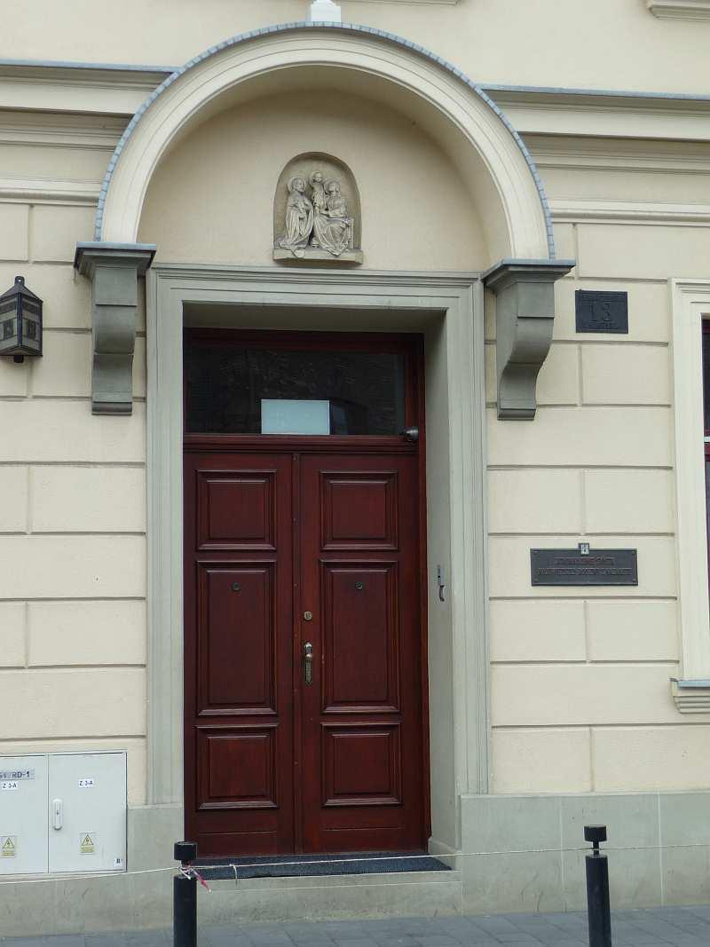 101 Fot. nr 183. Portal z miniaturową kapliczką. (21.07.