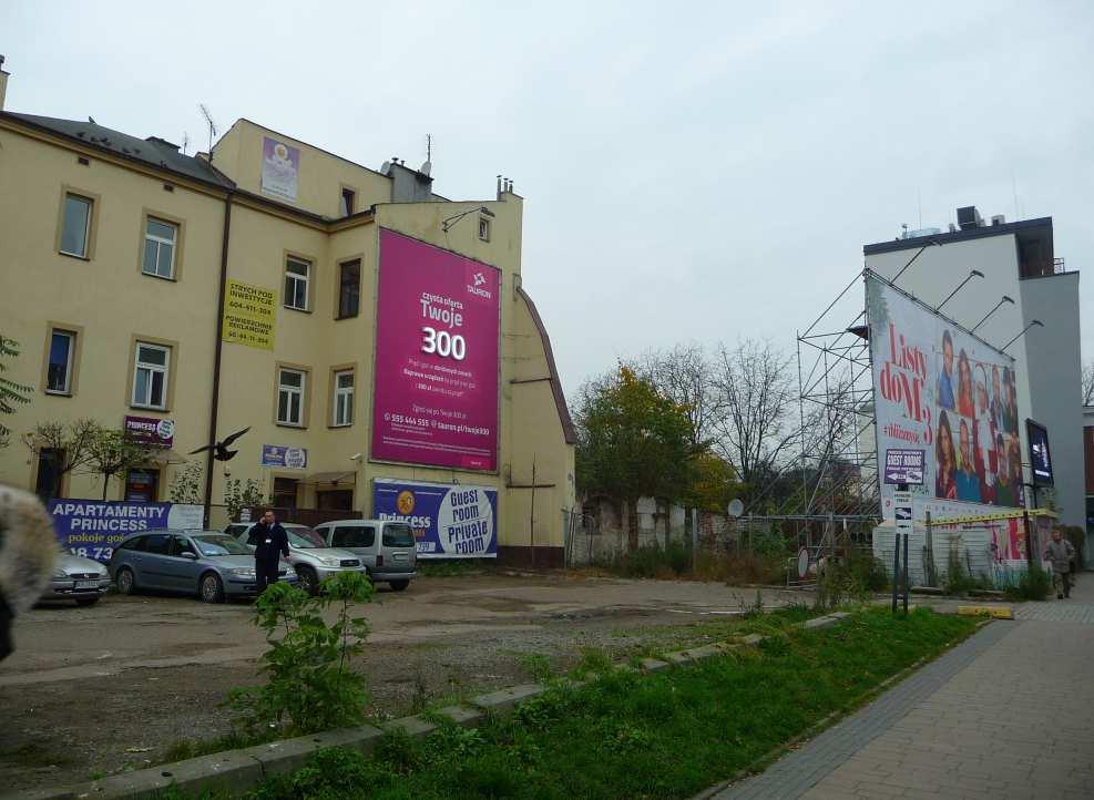 Po prawej pusta przestrzeń po niedawno wyburzonych budynkach