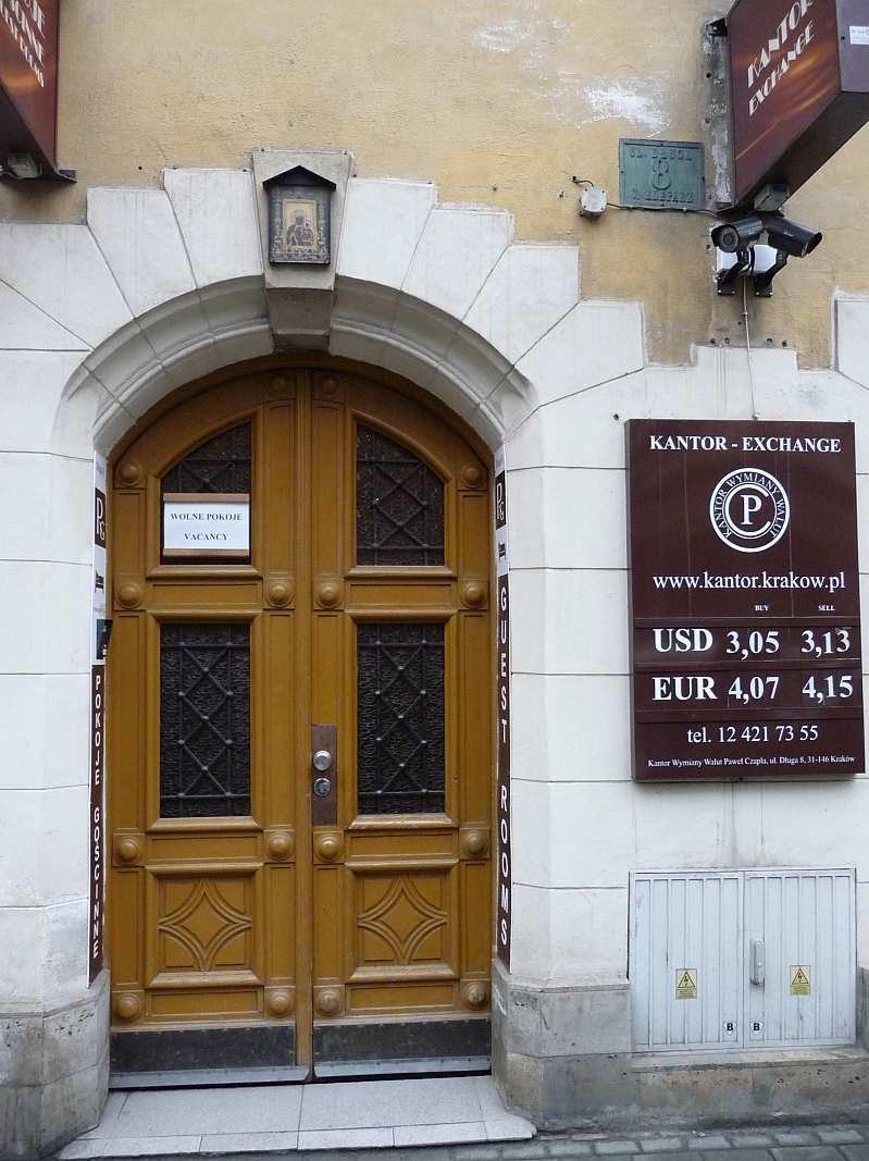 Drzwi kamienicy spod nr 8,