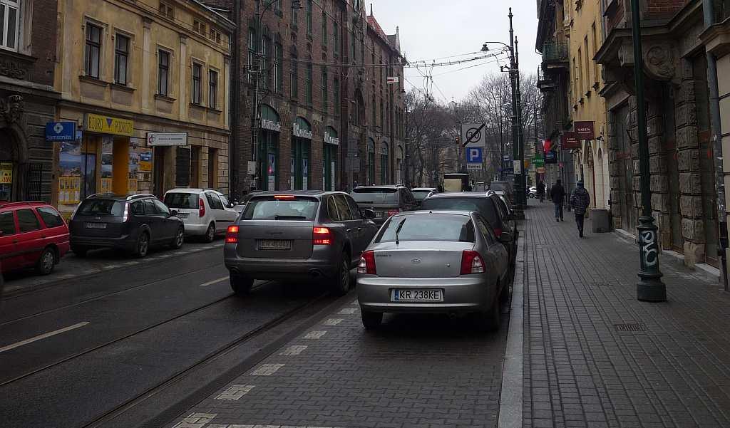 Z lewej dom pod nr 3 z roku