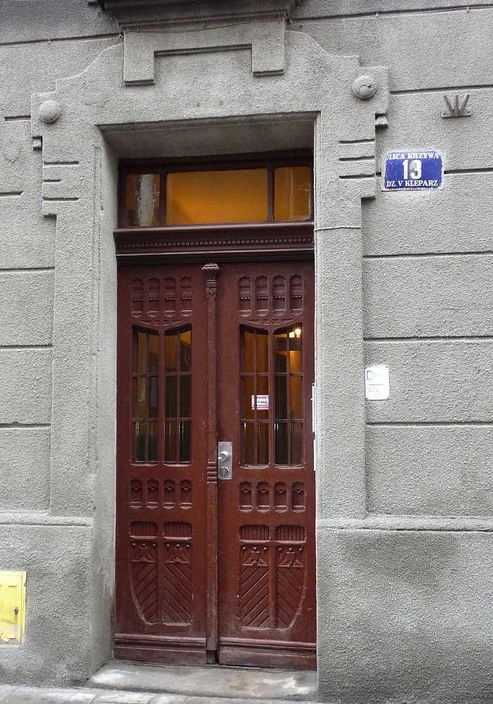 kamienicy spod nr 9, wybudowanej w końcu XIX wieku. (16.