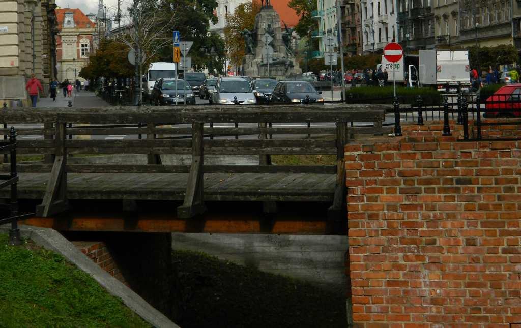 Widok ogólny spod Barbakanu.