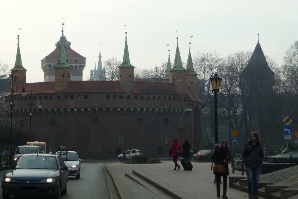 W stronę Barbakanu i murów
