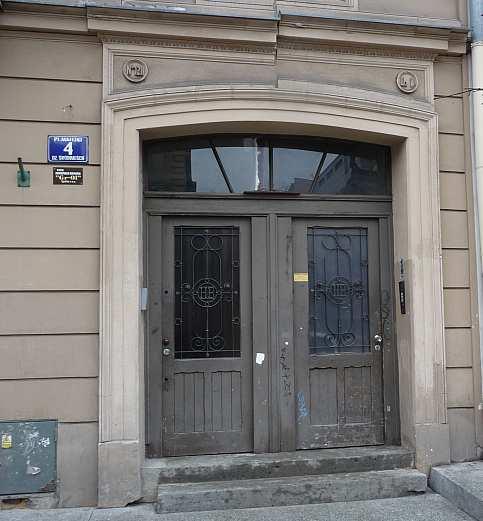 klasycystycznych, jedna z pierwszych w zabudowie placu,
