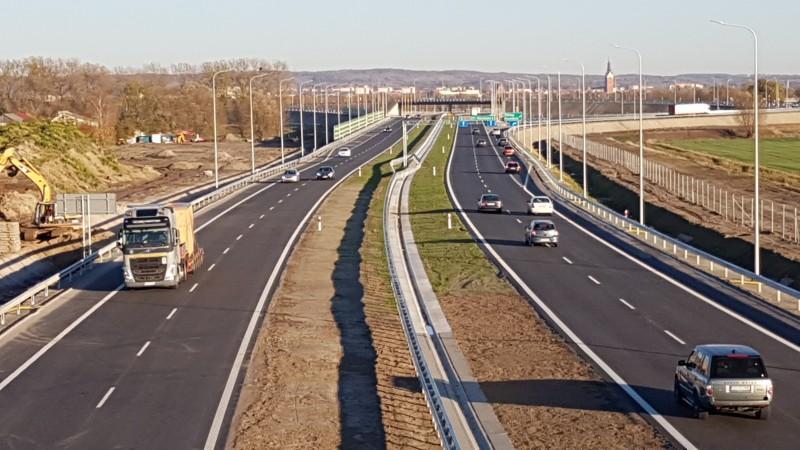 GDDKiA podpisała też umowy z wykonawcami odcinków od Szczepanowic do Nowej Huty (21 km) oraz na nowy wylot z Warszawy do obwodnicy Grójca (ok.