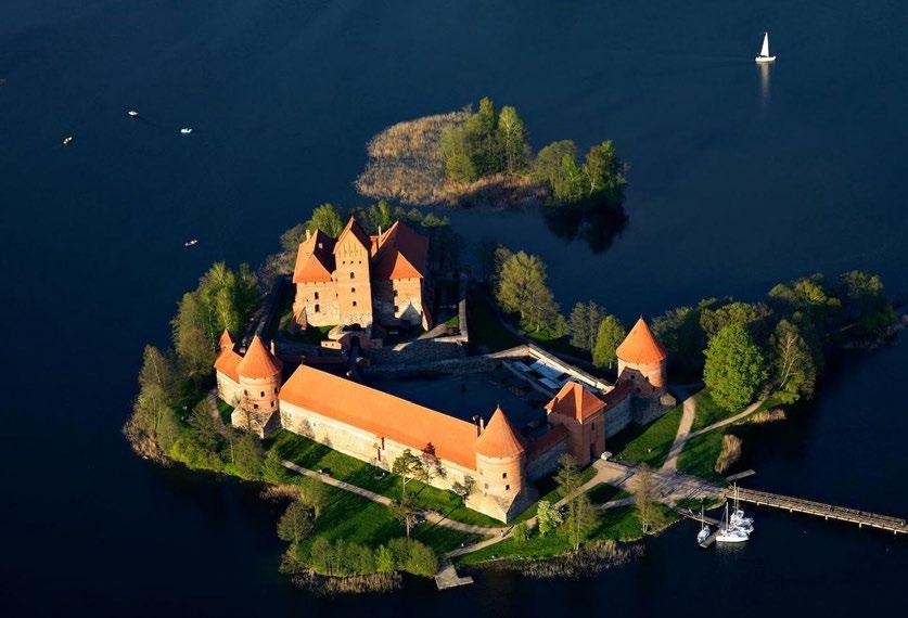 Na środku jeziora, na wyspie stoi potężny zamek, który oczywiście odwiedzimy.