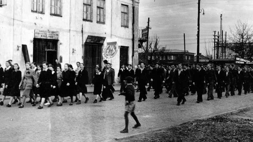 Historia Co na półce sklepowej? Sklep PSS Kolejarz, lata 50. XX wieku [Zbiory ZSM Łapy]. Okres PRL kojarzy się z ciągłymi niedoborami na półkach sklepowych.