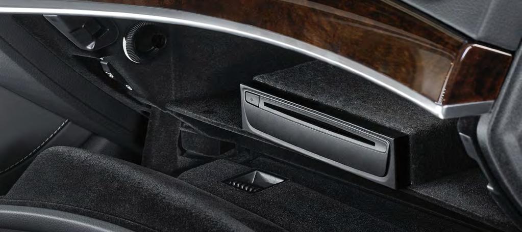 20 wnętrze Uwodzicielska technologia. Telematyka Mercedes-Benz. 01 Odtwarzacz CD. Umożliwia odtwarzanie wszystkich formatów plików audio. W pełni zintegrowany z układem logicznym pojazdu.