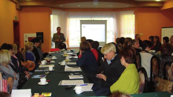 zdobytej wiedzy w dalszej edukacji rówie niczej. W 2012 roku w ramach projektu M odzie owi Liderzy Zdrowia kontra HIV zorganizowano 56 szkole dla 1060 uczniów szkó ponadgimnazialnych.