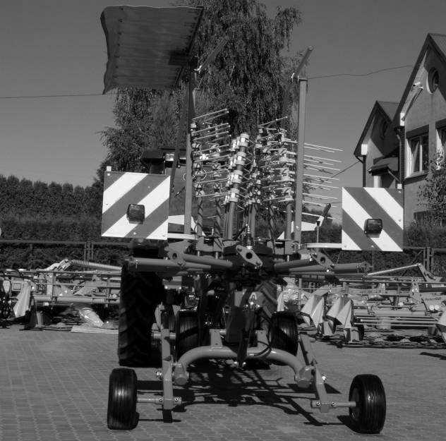 Rys. 13. Zgrabiarka w pozycji transportowej W czasie transportu maszyny należy bezwzględnie dostosować prędkość transportową do występujących nierówności drogi.