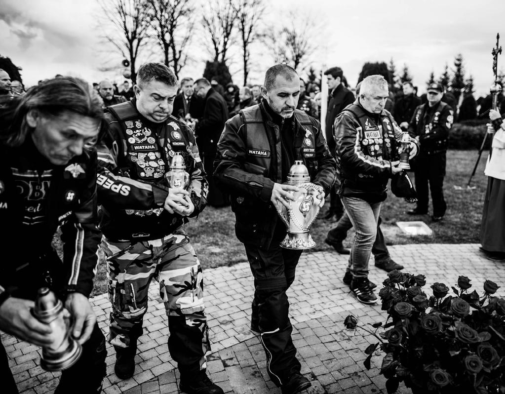 PROJEK T Y ŚWIATOW Y DZIEŃ PAMIĘCI OFIAR W YPADKÓW DROGOW YCH Organizacje międzynarodowe już pod koniec lat osiemdziesiątych zaczęły zwracać uwagę na tragiczne skutki i zbyt wielką liczbę ofiar.