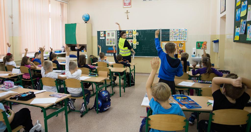 PROJEKTY Program edukacyjny Akademia Jasnej Sówki powstał z myślą o najmłodszych uczestnikach ruchu drogowego i skierowany jest do pierwszoklasistów.