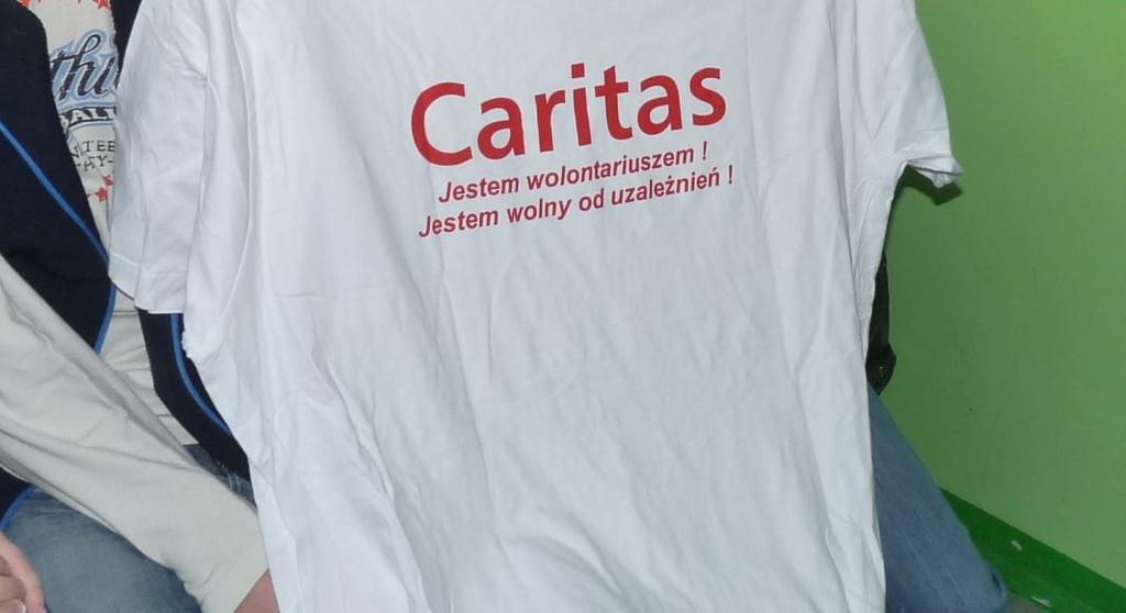 cukierków, a Ewelina z koszulki firmowej Caritas Krok