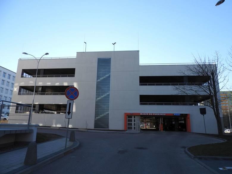 Rysunek 3 9. Parking wielopoziomowy przy ul. Waszyngtona w Białymstoku, przy Uniwersyteckim Szpitalu Klinicznym w Białymstoku [35] 3.9.4.3. WSPIERANIE RUCHU ROWEROWEGO I PIESZEGO Na ograniczenie ruchu pojazdów wpływ ma również rozwój komunikacji rowerowej i pieszej, głównie w strefie śródmiejskiej.