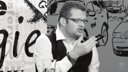 Mówiący palcem wskazuje w prawą stronę, kiedy mówi: ale z kolei Boniek powiedział przed, przed tym konkursem.