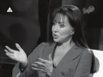 Innymi słowy: kiedy mowa o czasie dzisiejszym ręka wskazuje na przestrzeń To przykład gestu wskazującego na konceptualizację przyszłości jako dalszej przestrze- przed mówiącym, blisko, lekko po lewej