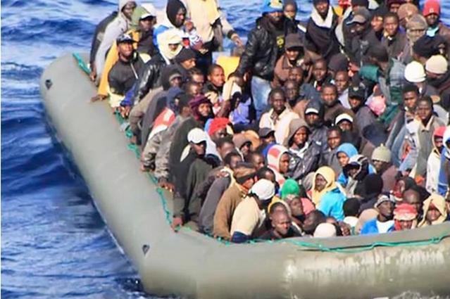 Cena podróży do Europy Za bilet na podróż przepełnioną łodzią w nieludzkich warunkach imigranci płacą od 2 do 4,5 tys.