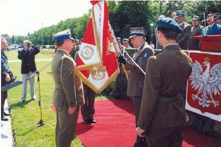 Rodzice chrzestni (dr Elżbieta Marszałek oraz Jan Dziedzic) przekazują