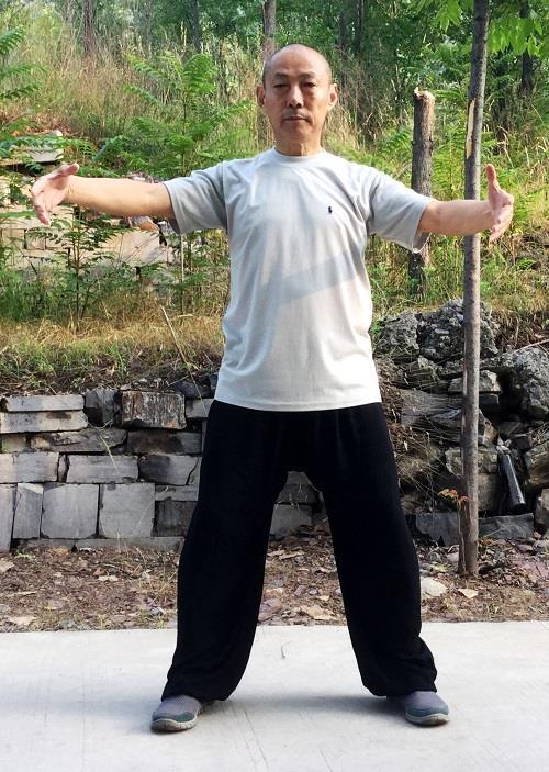 1 TIAN DI FO Buddyjski Qigong Nieba i Ziemi Fot. 1. Shi Sugang sifu praktykujący buddyjski qigong Tian Di Fo (fot.
