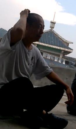11 Rys. 1. Rysunek wykonany przez Shi Sugang sifu, ilustrujący masaż punktu baihui Fot. 24 Rys. 2 Fot. 24. Rys.2. Shi Su Gang sifu masujący punkt baihui (fot. I.