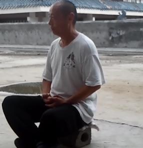 12 ĆWICZENIE PIERWSZE Wen Huo Xiao Zhou Tien Rozpal w sobie wewnętrzny ogień praktykując mały obieg energetyczny Ćwiczenie to składa się z trzech części.